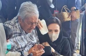 Masih Ada Jarum Di Tangan, Tangisan Tun M Di Pusara Tun Hasmah #MGFlash